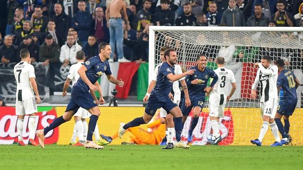 Juan Mata mencetak gol indah ke gawang Juventus melalui tendangan bebas kaki kiri dari depan kotak penalti. (