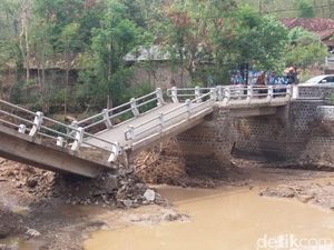 Tergerus Derasnya Hujan, Jembatan Antar Desa di Ponorogo Ambruk