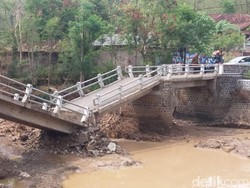 Tergerus Derasnya Hujan, Jembatan Antar Desa di Ponorogo Ambruk