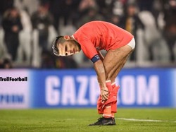 Di laga itu, gawang David De Gea dibobol Cristiano Ronaldo dengan sepakan voli. Kiper Spanyol itu pun langsung kena ejek di medsos. (Foto: Twitter @TrollFootball)