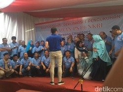 Hadiri Deklarasi Relawan PS19-NKRI, Sandi Disambut Tari Saman