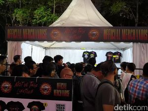 Lapak Merchandise Guns N Roses Digeruduk