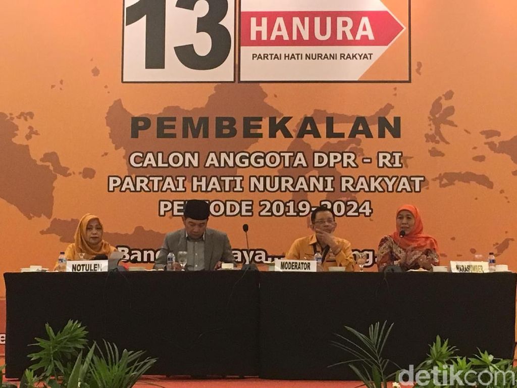 Khofifah Izinkan Fotonya Dipasang Caleg Hanura Khofifah Izinkan Fotonya Dipasang Caleg Hanura