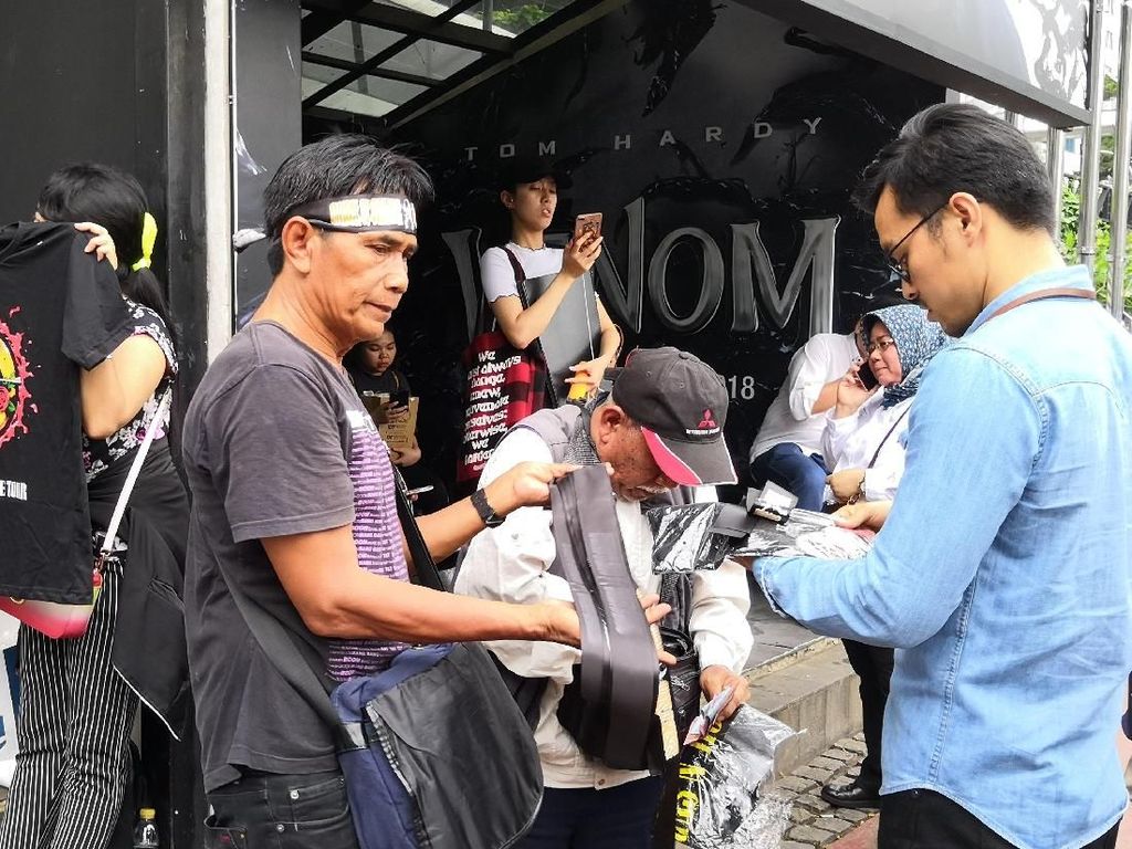 Penggemar Guns N Roses Sudah Padati GBK Penggemar Guns N Roses Sudah Padati GBK