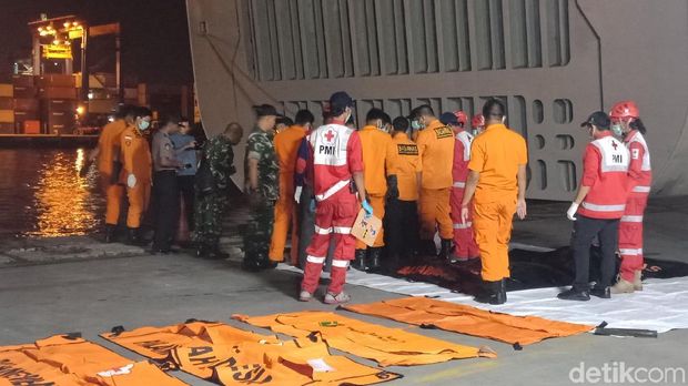 Tim Basarnas membawa 8 kantong mayat berisi body part korban Lion Air dan satu kantong berisi properti korban, Kamis (8/11/2018)