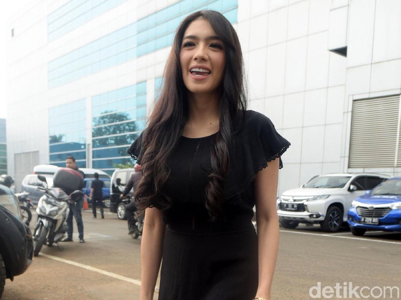 Aktif di Politik, Angel Karamoy Tak Kesulitan Bagi Waktu dengan Anak Aktif di Politik, Angel Karamoy Tak Kesulitan Bagi Waktu dengan Anak