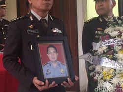 Polri Beri Penghormatan Terakhir untuk AKBP Sekar Korban Lion Air