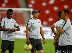 Pelatih Fandi Ahmad (membelakangi kamera) memimpin langsung sesi latihan tersebut.