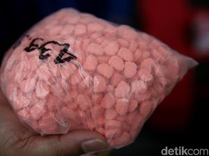Polisi Tangkap Bandar 8.617 Pil Ekstasi di Pekanbaru