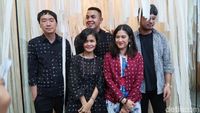 Foto: Gaya Stylish Dian Sastrowardoyo Pakai Batik Sejauh Mata Memandang
