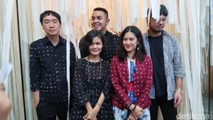 Foto: Gaya Stylish Dian Sastrowardoyo Pakai Batik Sejauh Mata Memandang