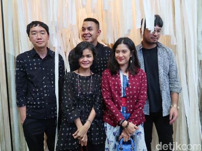 Foto: Gaya Stylish Dian Sastrowardoyo Pakai Batik Sejauh Mata Memandang