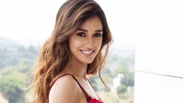 Gaya Aktris Bollywood yang Jadi Kontroversi, Pamer Bra Saat Pakai Saree