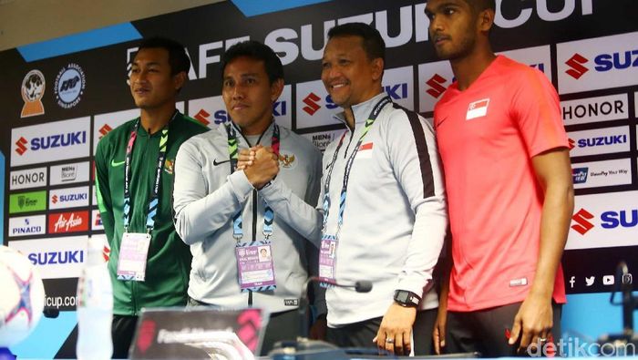 Bima Sakti dan Fandi Ahmad berpose bersama di sesi konferensi pers jelang laga Singapura vs Indonesia di Piala AFF 2018. (Foto: Pradita Utama/detikSport) Bima Sakti dan Fandi Ahmad berpose bersama di sesi konferensi pers jelang laga Singapura vs Indonesia di Piala AFF 2018. (Foto: Pradita Utama/detikSport)