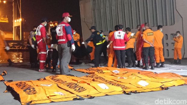 Tim Basarnas membawa 8 kantong mayat berisi body part korban Lion Air dan satu kantong berisi properti korban, Kamis (8/11/2018)