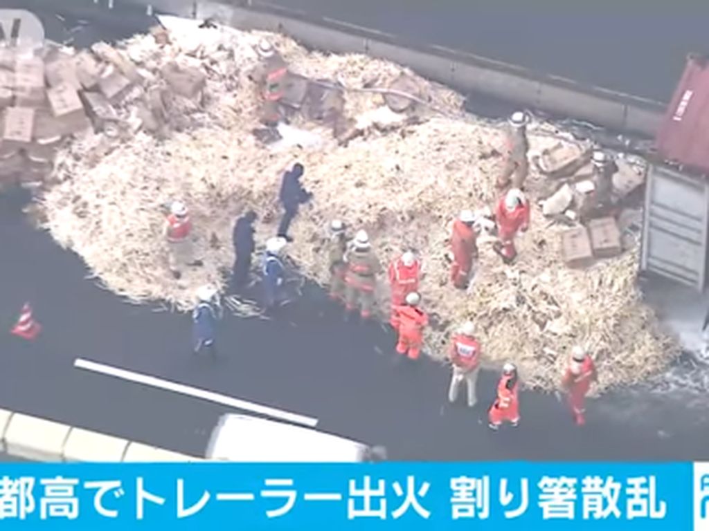 Ini Sebabnya Ribuan Box Sumpit Penuhi Jalan Tol di Tokyo Ini Sebabnya Ribuan Box Sumpit Penuhi Jalan Tol di Tokyo