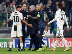Paulo Dybala ikut melakukan protes ke Jose Mourinho saat berjalan menuju lorong ganti pemain (Shaun Botterill/Getty Images)