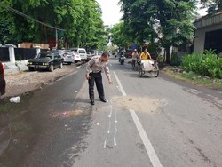 Motor Pasutri Jatuh Hindari Lubang Genangan Air, Istri Tewas
