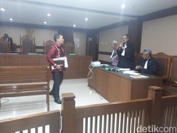 Bupati Bener Meriah Menangis saat Ditanya soal Anak di Sidang