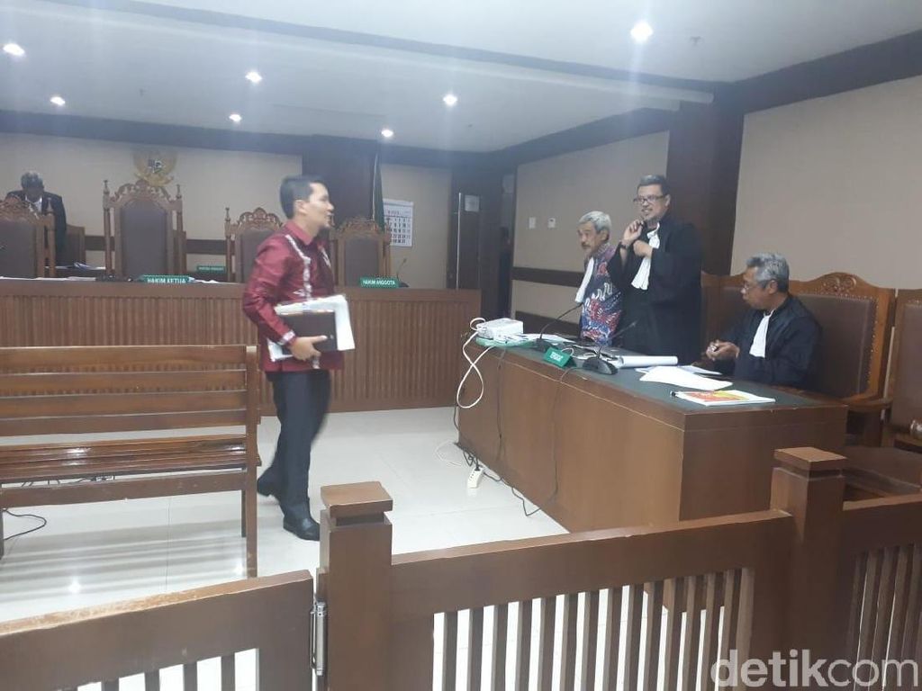 Bupati Bener Meriah Menangis saat Ditanya soal Anak di Sidang Bupati Bener Meriah Menangis saat Ditanya soal Anak di Sidang