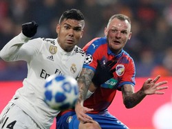 Casemiro ikut bikin gol dua menit setelahnya yang membawa Real Madrid memimpin 2-0. Casemiro harus berjibaku menjaga lini tengah Los Blancos. (David W Cerny/REUTERS)