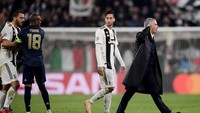 Ashley Young mencoba menenangkan Bonucci dan memisahkannya dari Jose Mourinho. Manajer asal Portugal itu dapat pengawalan dari staff MU saat memasuki lorong ruang ganti. (Marco BERTORELLO / AFP)