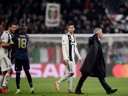 Ashley Young mencoba menenangkan Bonucci dan memisahkannya dari Jose Mourinho. Manajer asal Portugal itu dapat pengawalan dari staff MU saat memasuki lorong ruang ganti. (Marco BERTORELLO / AFP)