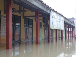 SD Andir Bandung Terendam Banjir, Siswa Belajar di Pengungsian