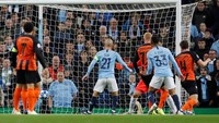 City sudah unggul dua gol di babak pertama lewat gol David Silva dan penalti Jesus. REUTERS/Darren Staples.