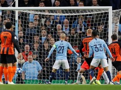 City sudah unggul dua gol di babak pertama lewat gol David Silva dan penalti Jesus. REUTERS/Darren Staples.