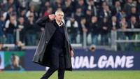 MU pulang dengan kemenangan 2-1 atas Juventus. Selepas laga, manajer MU Jose Mourinho memberikan gesture menggoda fans Juventus. Sejumlah pemain Juventus termasuk Bonucci sempat menegurnya. (Foto: Stefano Rellandini/REUTERS)