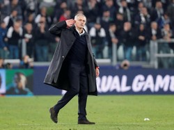 MU pulang dengan kemenangan 2-1 atas Juventus. Selepas laga, manajer MU Jose Mourinho memberikan gesture menggoda fans Juventus. Sejumlah pemain Juventus termasuk Bonucci sempat menegurnya. (Foto: Stefano Rellandini/REUTERS)