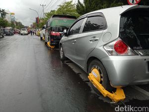 Belasan Mobil yang Parkir di Depan Balkot Makassar Ditilang