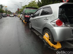 Belasan Mobil yang Parkir di Depan Balkot Makassar Ditilang