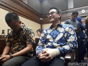Tangan Kiri Diperban, Zumi Zola Tebar Senyum Jelang Sidang Tuntutan