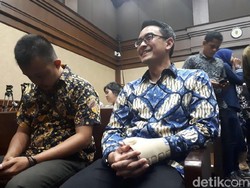 Tangan Kiri Diperban, Zumi Zola Tebar Senyum Jelang Sidang Tuntutan