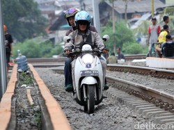 KAI Daop I Pasang Palang Rel yang Kerap Dijajah Pemotor