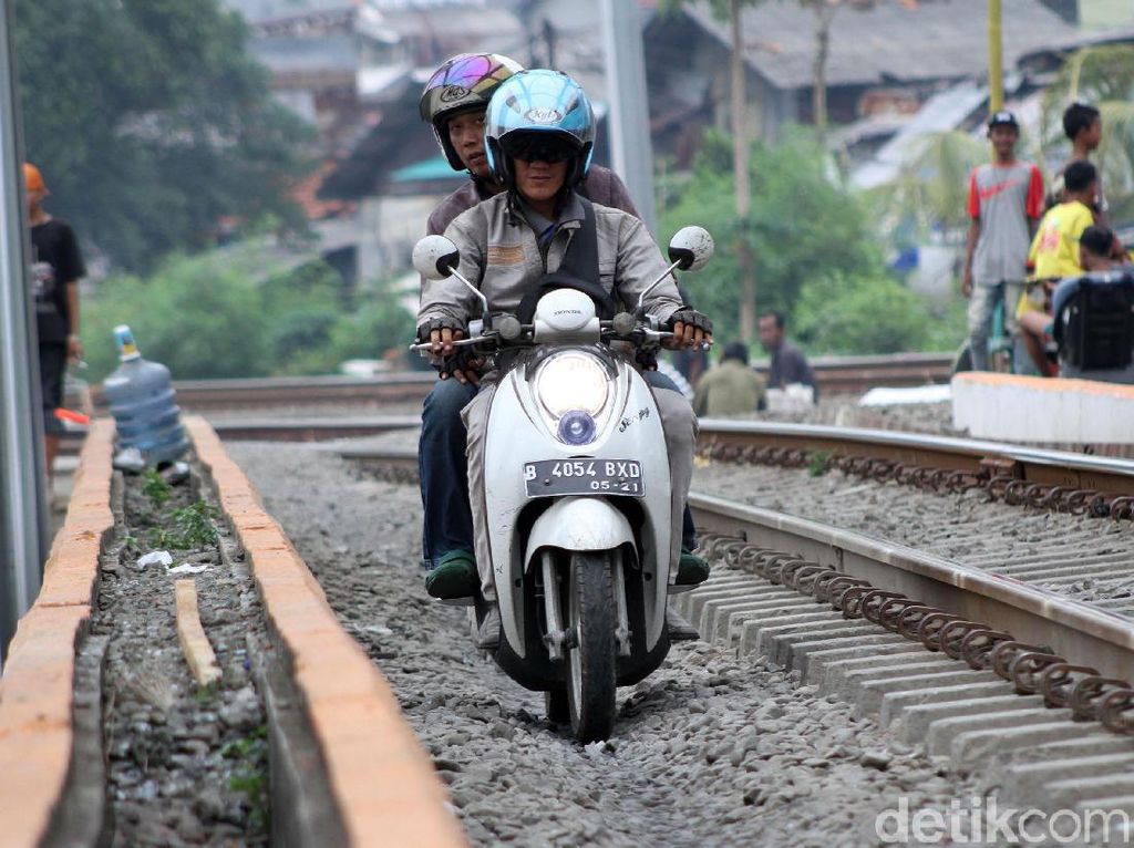 KAI Daop I Pasang Palang Rel yang Kerap Dijajah Pemotor KAI Daop I Pasang Palang Rel yang Kerap Dijajah Pemotor