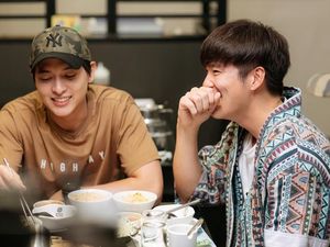 Manisnya Aktor Thailand James Jirayu Saat Masak dan Kulineran