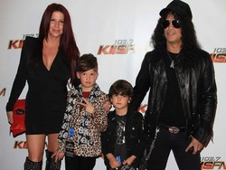 Mantan Istri Lelang Barang Eksotis Milik Slash Guns N Roses