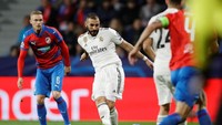 Karim Benzema membuka keunggulan Real Madrid di menit ke-21. Dia melepaskan sepakan terukur di kotak penalti sekaligus melepaskan Madrid dari tekanan Plzen di awal laga. (David W Cerny/REUTERS)
