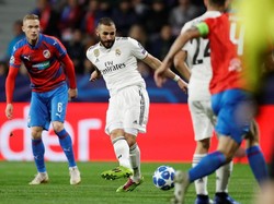 Karim Benzema membuka keunggulan Real Madrid di menit ke-21. Dia melepaskan sepakan terukur di kotak penalti sekaligus melepaskan Madrid dari tekanan Plzen di awal laga. (David W Cerny/REUTERS)