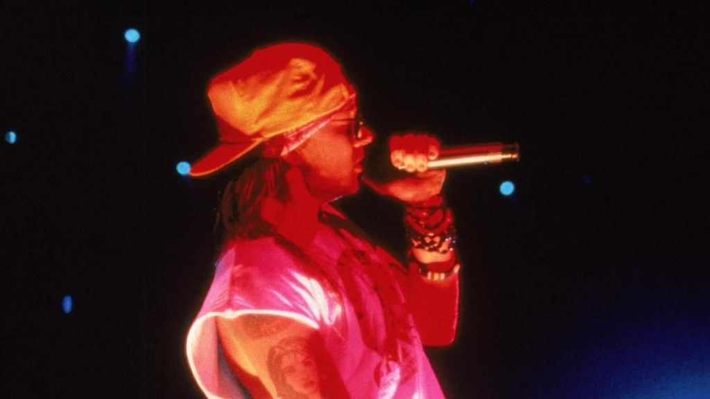 Gaya Liar Vokalis Guns N Roses, Suka Pamer Celana Dalam Saat Konser