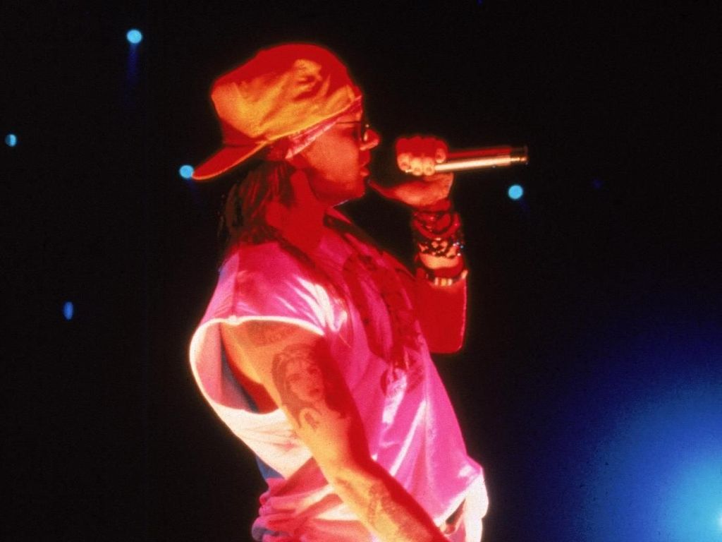 Gaya Liar Vokalis Guns N Roses, Suka Pamer Celana Dalam Saat Konser