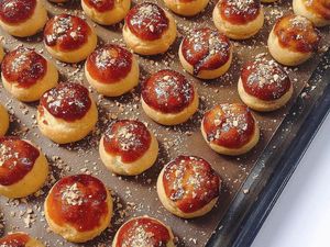 10 Choux Caramel Renyah Berisi Krim Segar Ini Enak Buat Ngemil