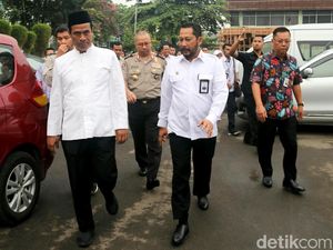 Blusukan ke Pasar Cipinang, Kok Amran Pakai Baju Koko dan Songkok?