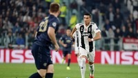 Juventus menebar ancaman lewat sepakan Cristiano Ronaldo di awal pertandingan. Tapi upaya mantan pemain MU itu masih melebar. (Foto: Stefano Rellandini/REUTERS)