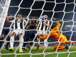 Hanya empat menit berselang, MU membalikkan keadaan. Umpan lambung Ashley Young dari tendangan bebas membentur tiga pemain Juventus. Pertama upaya Wojciech Szczesny menepis gagal dan bola memantul ke arah Leonardo Bonucci. Bola membentur Bonucci dan mengarah ke Alex Sandro, sebelum akhirnya masuk ke gawang. (Foto: Stefano Rellandini/REUTERS)