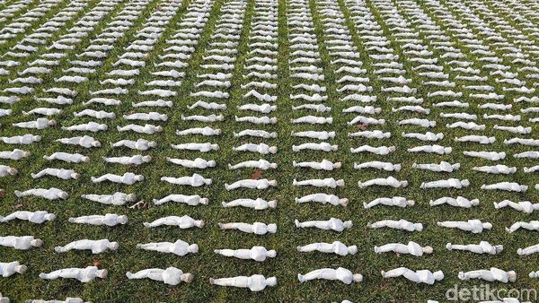 Ribuan Pocong Peringati PD I di London