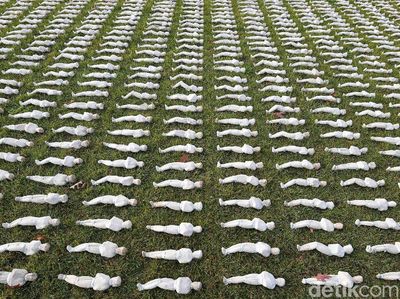 Ribuan Pocong Peringati PD I di London